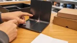 iPhone Duo: segnalate crepe e pixel danneggiati vicino alla cerniera, utenti ottengono sostituzioni